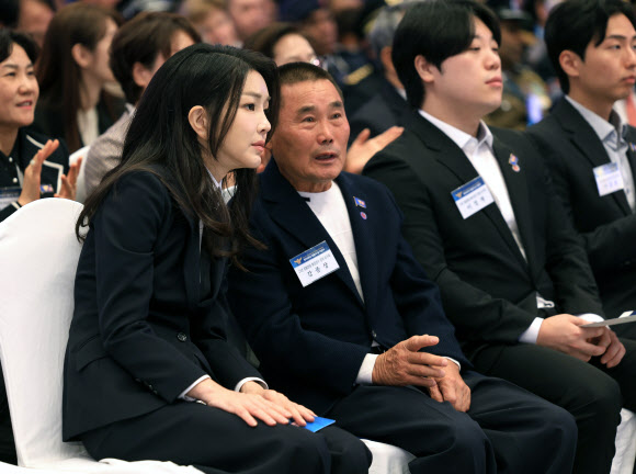 윤석열 대통령 부인 김건희 여사가 18일 청와대 영빈관에서 열린 제78주년 경찰의날 기념식에서 순직한 고(故) 강삼수 경위의 유족과 대화하고 있다. 2023.10.18. 대통령실 제공