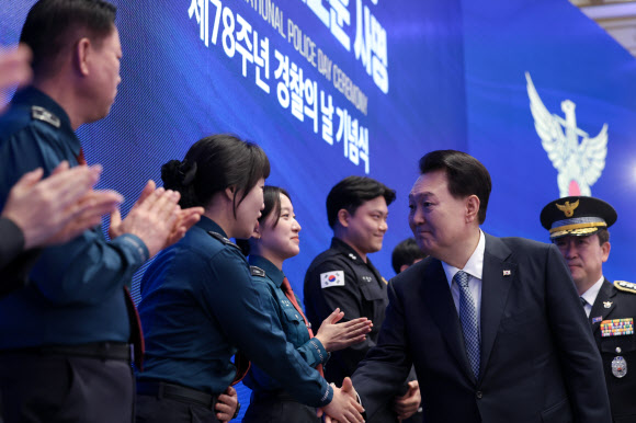 윤석열 대통령이 18일 청와대 영빈관에서 열린 제78주년 경찰의날 기념식에서 경찰관들과 악수하고 있다. 2023.10.18. 대통령실 제공