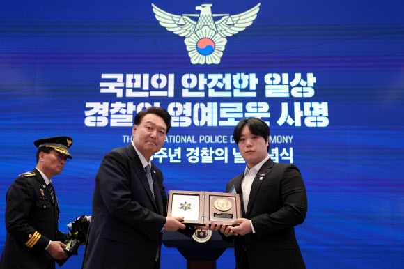 윤석열 대통령이 18일 청와대 영빈관에서 열린 제78주년 경찰의날 기념식에서 순직한 고(故) 이강석 경정의 유가족에게 ‘경찰 영웅패’를 수여하고 있다. 2023.10.18. 대통령실 제공