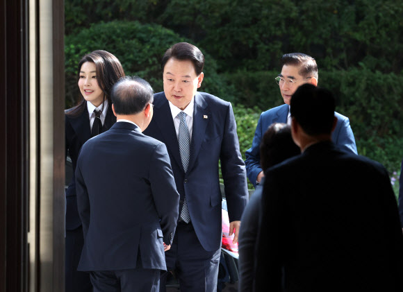 윤석열 대통령이 18일 청와대 영빈관에서 열린 제78주년 경찰의날 기념식에 입장하며 국민의힘 윤재옥 원내대표와 악수하고 있다. 2023.10.18 연합뉴스