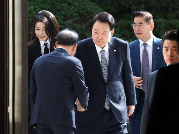 윤석열 대통령이 18일 청와대 영빈관에서 열린 제78주년 경찰의날 기념식에 입장하며 국민의힘 윤재옥 원내대표와 악수하고 있다. 2023.10.18 연합뉴스