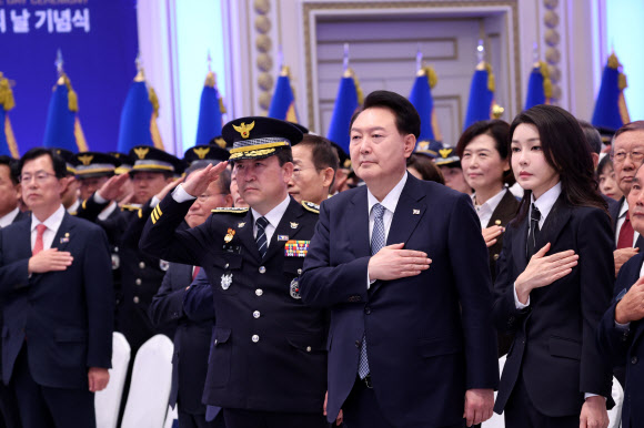 윤석열 대통령과 김건희 여사가 18일 청와대 영빈관에서 열린 제78주년 경찰의날 기념식에서 국기에 경례하고 있다. 2023.10.18 연합뉴스