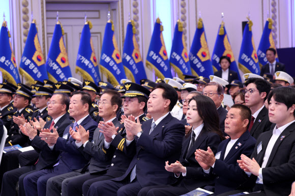 윤석열 대통령과 김건희 여사가 18일 청와대 영빈관에서 열린 제78주년 경찰의날 기념식에서 박수치고 있다. 2023.10.18 연합뉴스