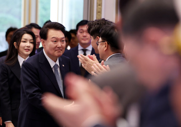 윤석열 대통령과 부인 김건희 여사가 18일 청와대 영빈관에서 열린 제78주년 경찰의날 기념식에 입장하며 참석자들과 인사하고 있다. 2023.10.18 연합뉴스