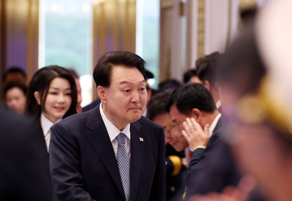 윤석열 대통령과 부인 김건희 여사가 18일 청와대 영빈관에서 열린 제78주년 경찰의날 기념식에 입장하며 참석자들과 인사하고 있다. 2023.10.18 연합뉴스