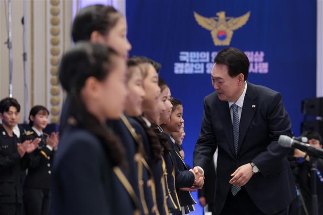 윤석열 대통령이 18일 청와대 영빈관에서 열린 제78주년 경찰의날 기념식에서 어린이 합창단을 격려하고 있다.2023.10.18. 대통령실 제공