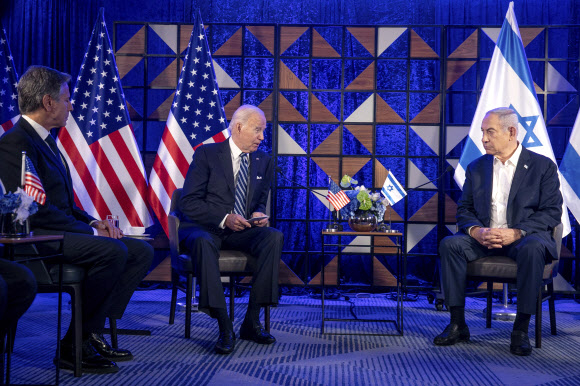 조 바이든(가운데) 미국 대통령이 18일(현지시간) 텔아비브에서 베냐민 네타냐후 이스라엘 총리와 팔레스타인과의 무력충돌 해법 등을 논의하고 있다. 왼쪽에 토니 블링컨 미국 국무장관이 앉아 있다. 텔아비브 풀기자단 AP 연합뉴스