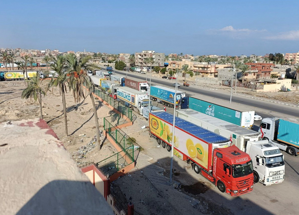 가자지구 통로 개통 기다리는 구호물자 트럭