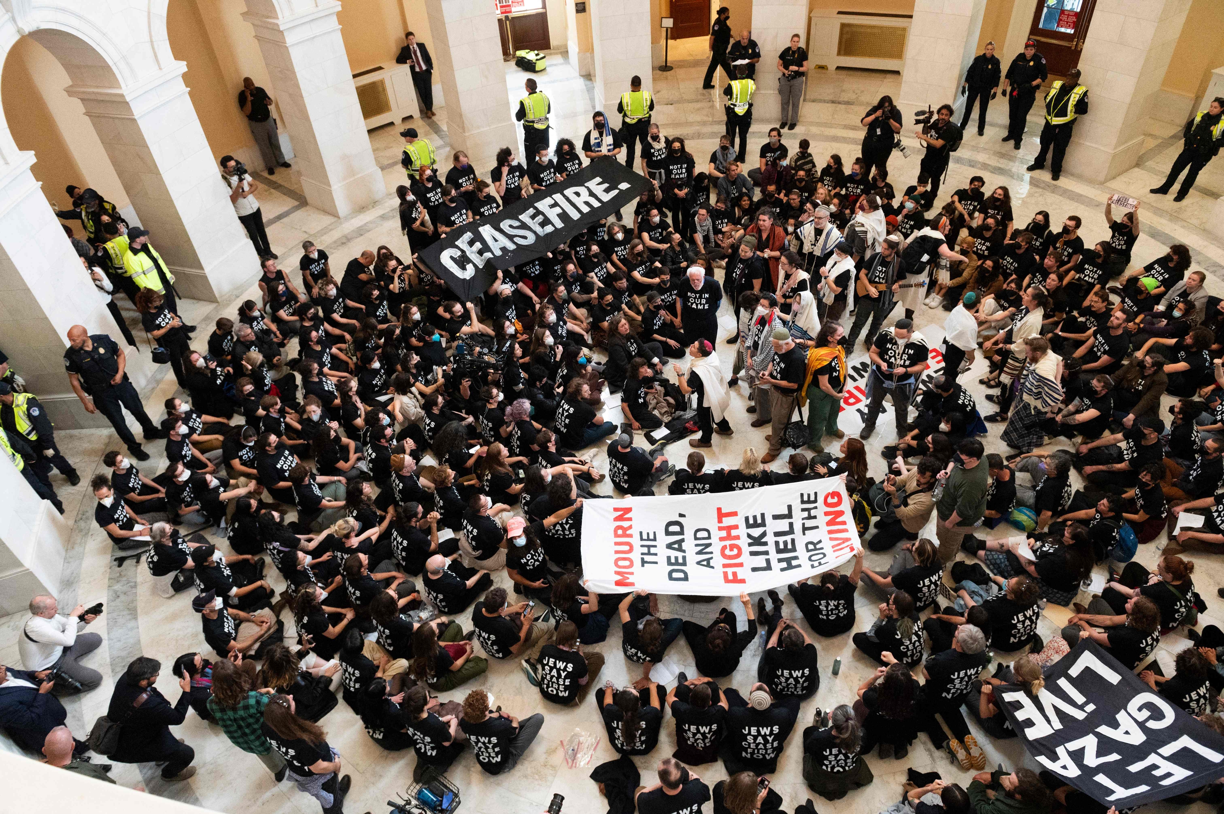 “즉각 휴전하라” 유대인 시위대 美의회 점거