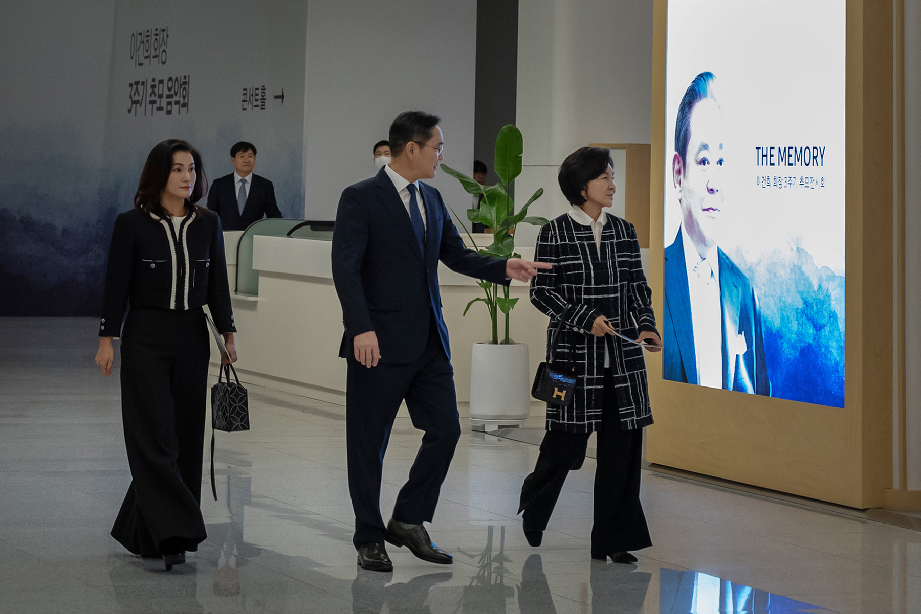 이재용(가운데) 삼성전자 회장이 어머니 홍라희(오른쪽) 전 리움미술관 관장과 동생 이서현(왼쪽) 삼성복지재단 이사장과 함께 19일 경기 용인 삼성전자 인재개발원에서 열린 이건희 선대회장 3주기 추모 음악회에 참석하고 있다. 삼성전자 제공