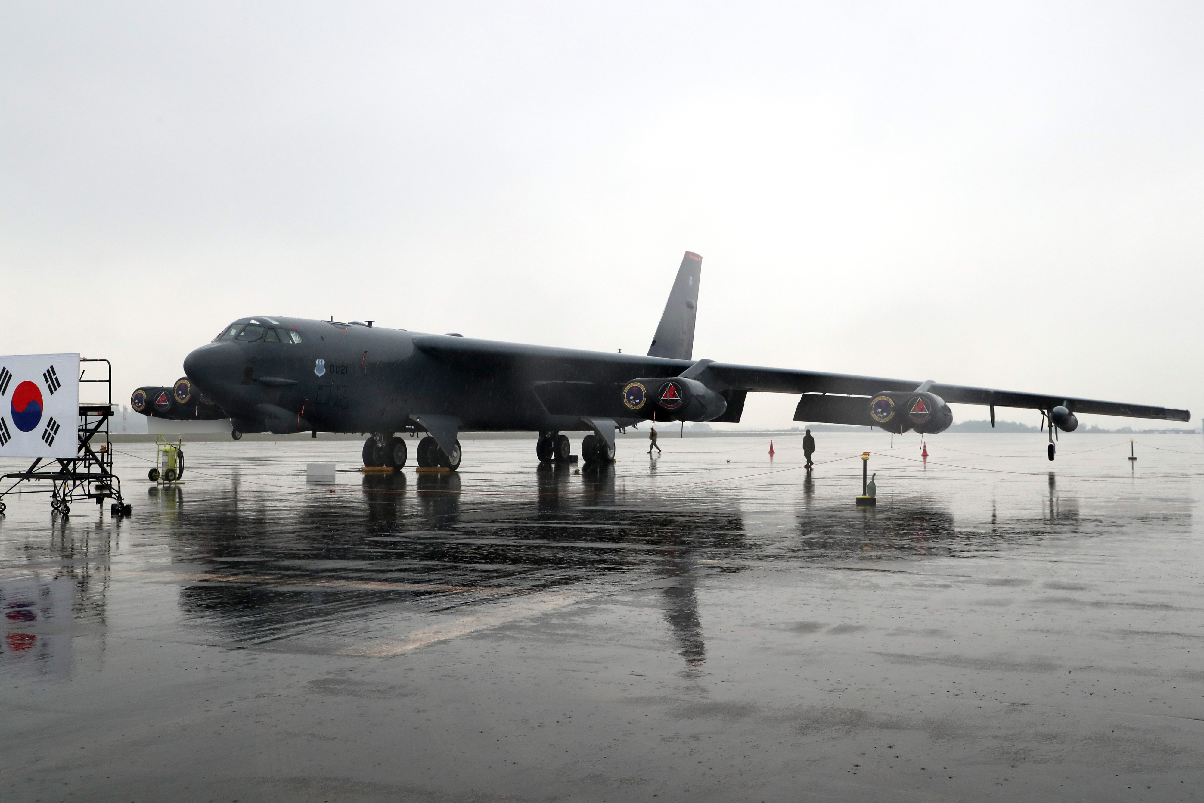 청주 공군기지에 착륙한 미군 전략폭격기 B-52H