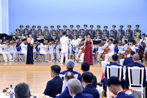 북한은 지난 18일 저녁 세르게이 라브로프 러시아 외무장관의 방북을 환영해 연회를 마련했다고 조선중앙통신이 19일 보도했다. 2023.10.19 조선중앙통신 홈페이지 캡처 연합뉴스