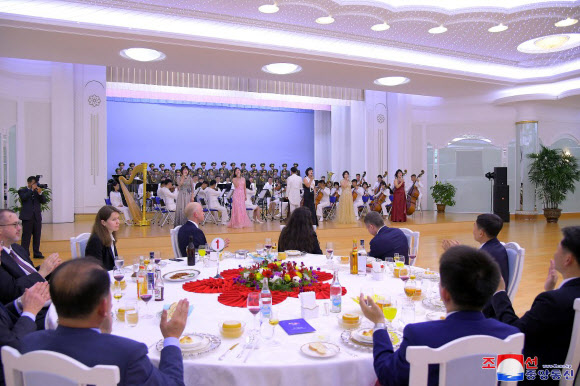 북한은 지난 18일 저녁 세르게이 라브로프 러시아 외무장관의 방북을 환영해 연회를 마련했다고 조선중앙통신이 19일 보도했다. 2023.10.19 조선중앙통신 홈페이지 캡처 연합뉴스