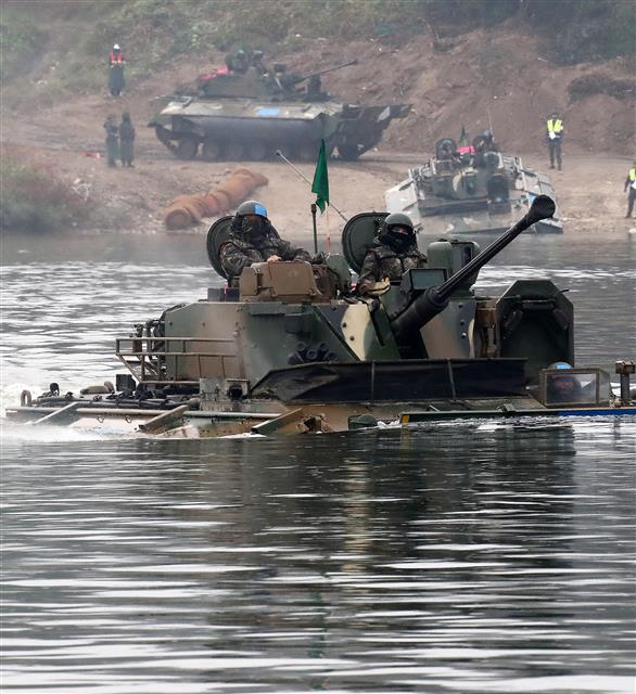19일 경기도 여주 남한강에서 열린 한미 연합 도하훈련에서 육군 제7기동군단 K2장갑차가 강습을 하고 있다. 2023.10.19 뉴스1