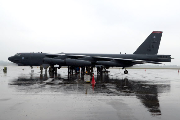 청주 공군기지에 착륙한 미군 전략폭격기 B-52H