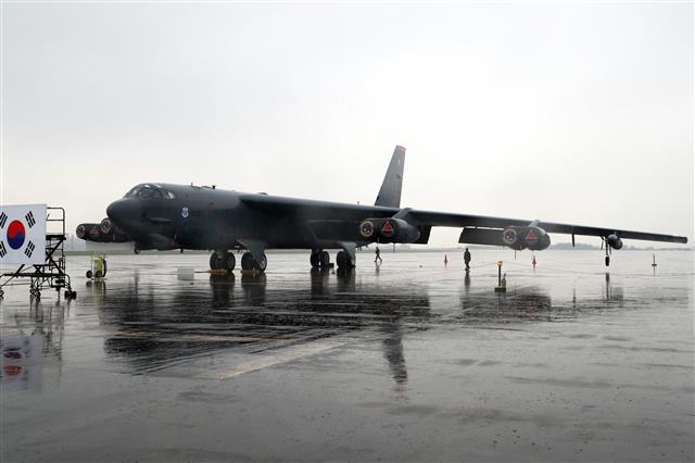 국내 첫 착륙한 美 B-52 모습 공개