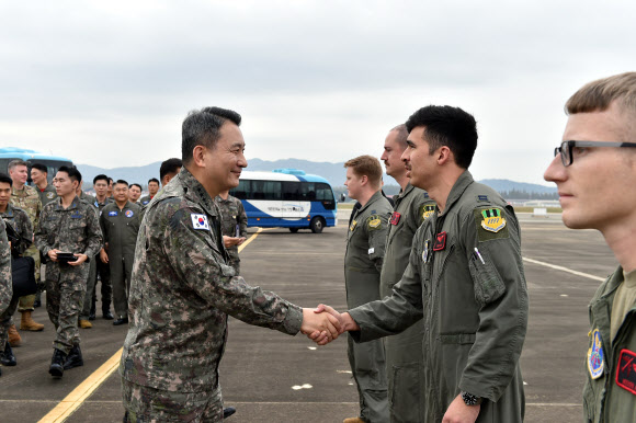 B-52H 작전요원 격려하는 김승겸 합참의장