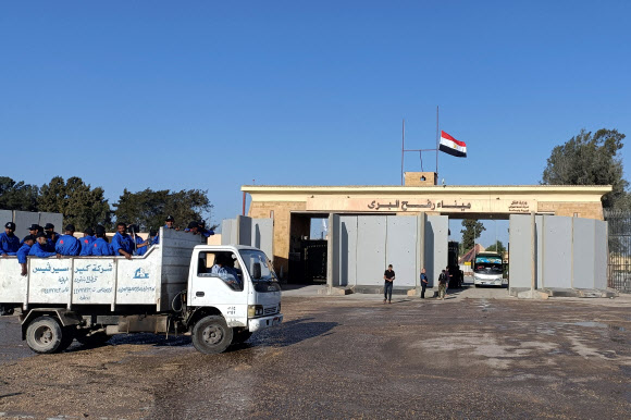 이집트 청소 노동자들을 태운 트럭이 팔레스타인 가자지구로 들어가는 유일한 통로인 라파 국경 개방을 앞두고 도로 정비 등을 위해 도착하고 있다. 라파 로이터 연합뉴스