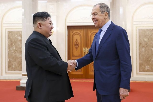 19일 북한 평양에서 김정은 국무위원장이 세르게이 라브로프 러시아 외무장관과 만나 악수하고 있다. AP 뉴시스