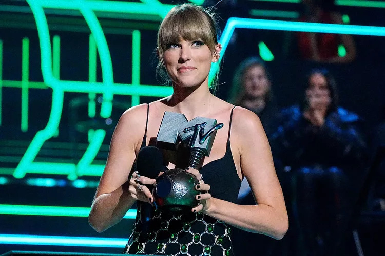 미국 가수 테일러 스위프트가 지난해 11월 13일(현지시간) 독일 뒤셀도르프의 PSD 뱅크 돔에서 열린 MTV 유럽 뮤직 어워드(EMA)를 수상하고 있다. 필름매직 자료사진