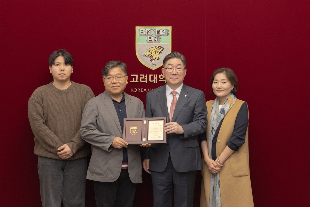 이태원 참사로 숨진 고(故) 신애진씨의 유가족들이 지난 19일 서울 성북구 고려대 본관 총장실에서 김동원 총장에게 장학기금을 전달하고 있다. 왼쪽부터 신씨의 동생, 아버지 신정섭씨, 김 총장, 어머니 김남희씨. 2023.10.20 
고려대 제공