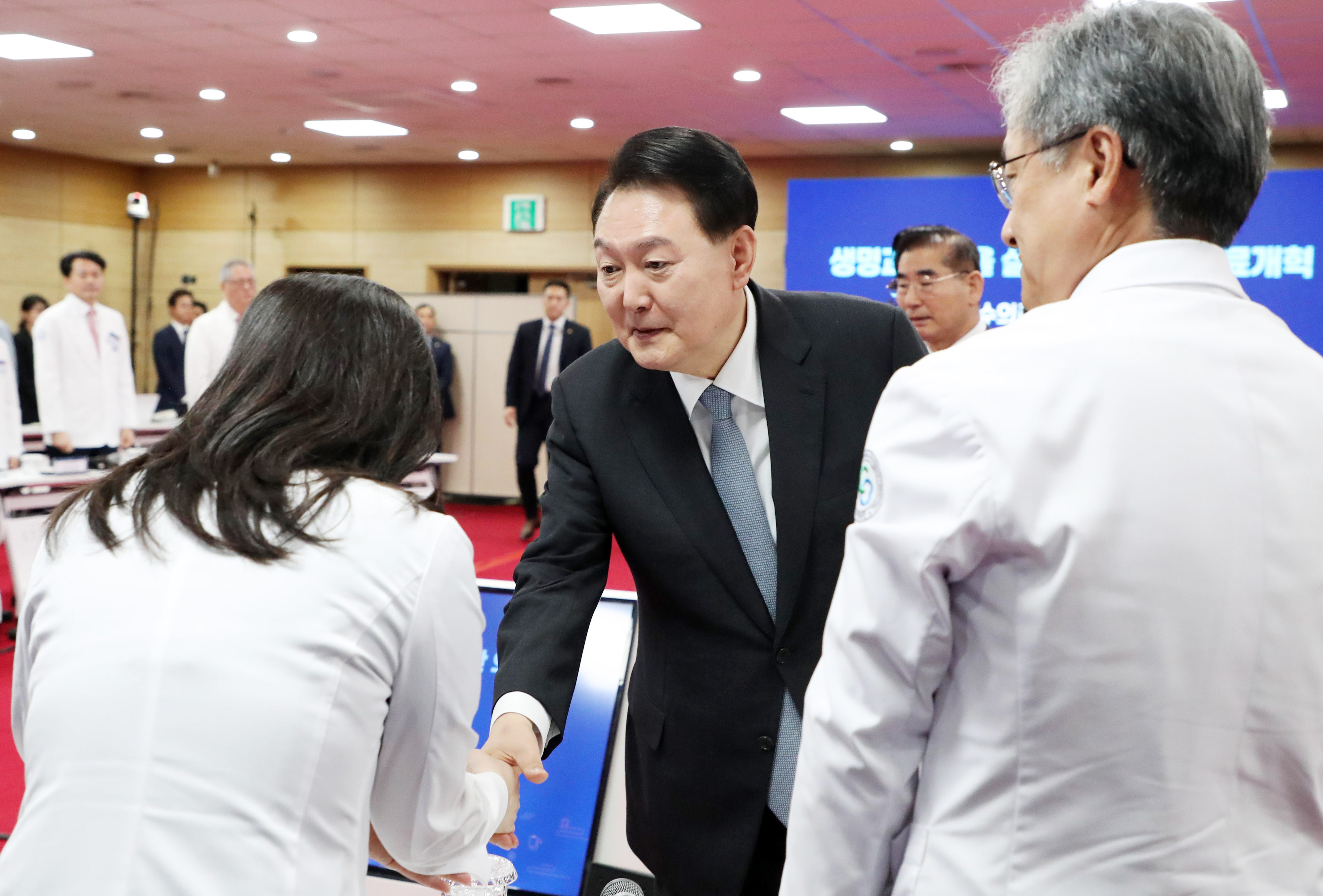 윤석열 대통령이 지난 19일 충북 청주 충북대학교 개신문화관에서 열린 생명과 지역을 살리는 필수의료혁신 전략회의에 입장하며 참석자들과 인사하고 있다. 대통령실통신사진기자단