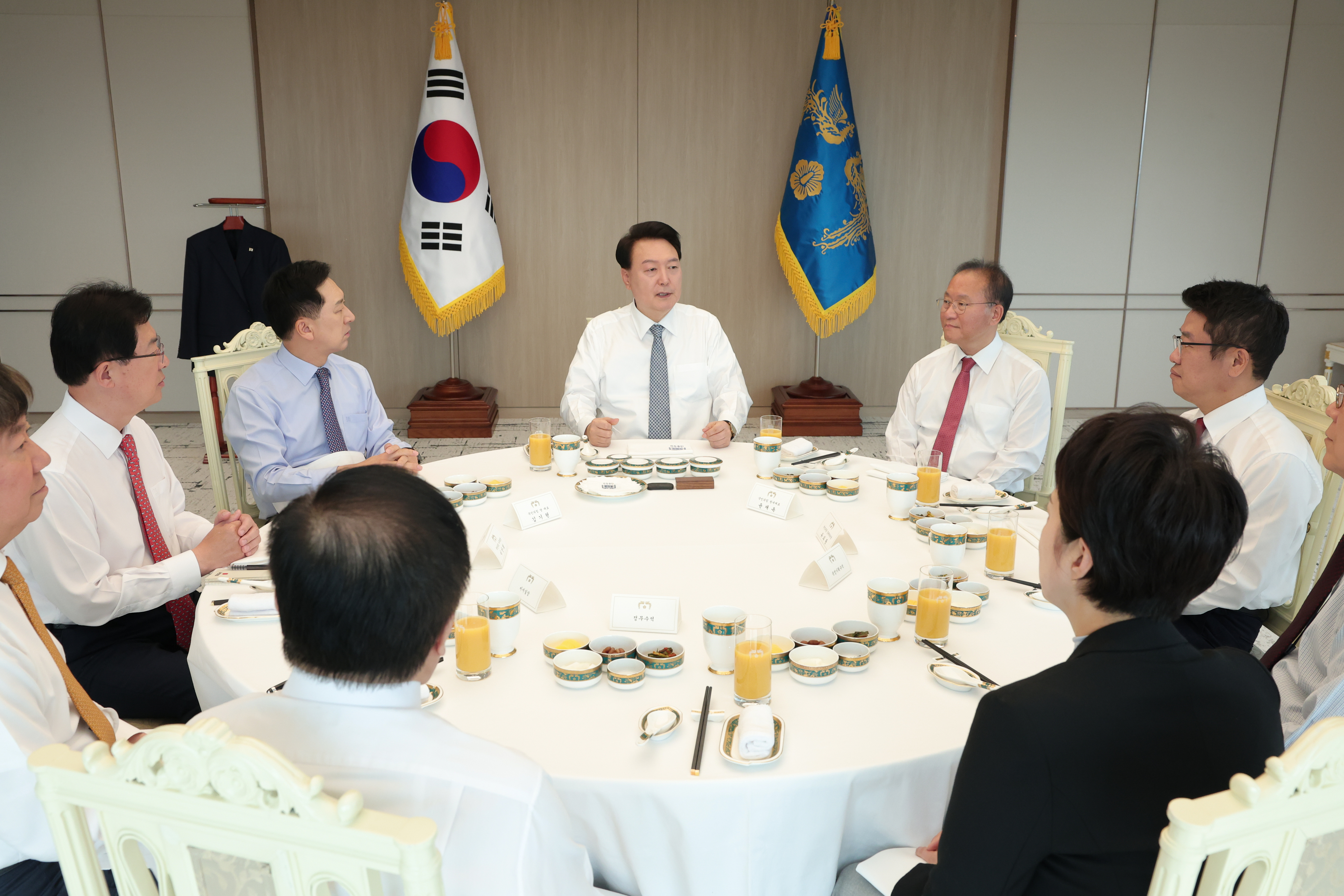 윤석열 대통령이 지난 18일 서울 용산 대통령실 청사에서 국민의힘 김기현 대표, 윤재옥 원내대표, 유의동 정책위의장, 이만희 사무총장 등 당 지도부와 오찬 회동을 하고 있다. 대통령실 제공.