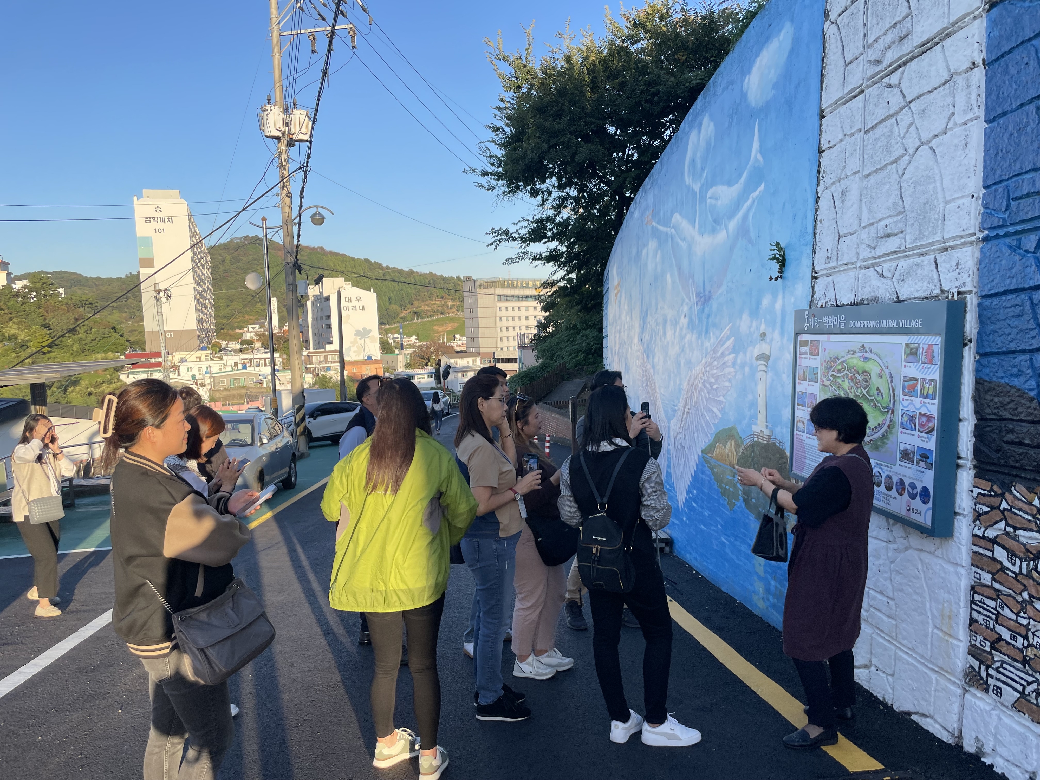 경남관광재단이 국외 여행사 10곳을 초청해 남해안권 관광지를 소개하고 있다. 2023.10.21. 경남관광재단 제공