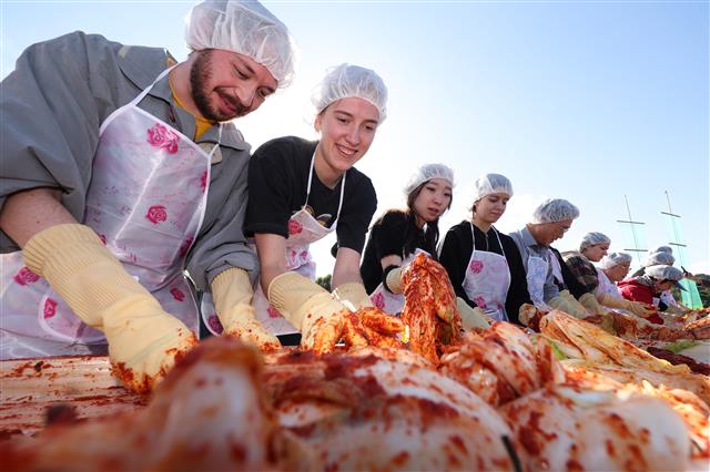 외국인과 함깨하는 새우젓 김장 담그기