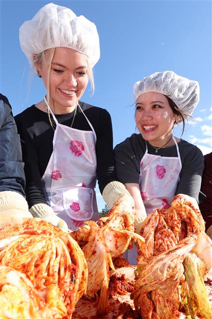 웃음 가득한 외국인 김장 체험