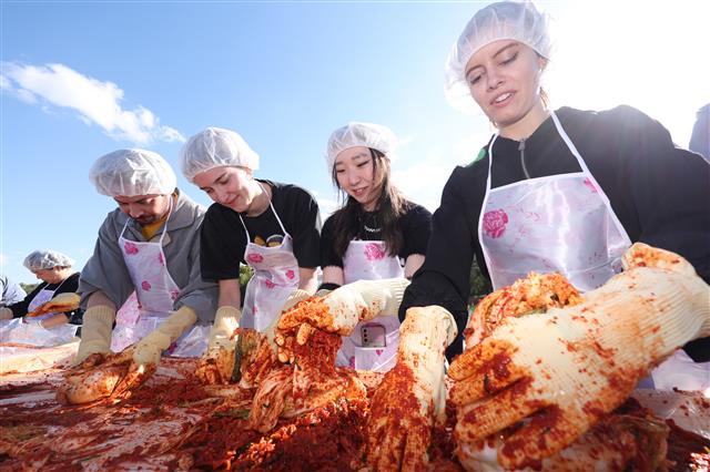 고루 버무려주세요