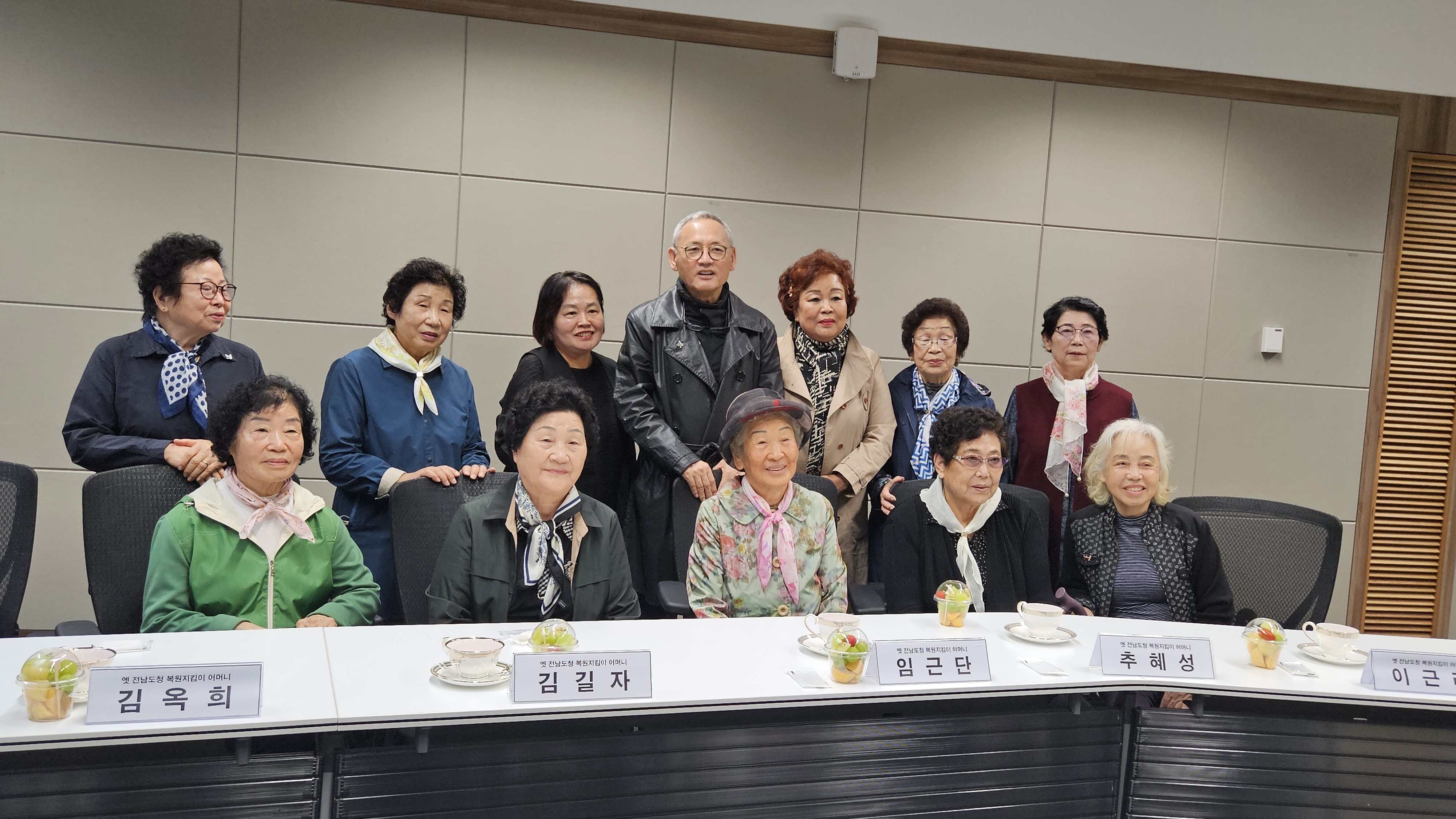 유인촌 문화체육관광부 장관이 20일 오후 광주 동구 국립아시아문화전당(ACC)에서 5·18 민주화운동 유가족으로 구성된 ‘옛 전남도청 복원지킴이’와 간담회를 가졌다.. ACC 제공