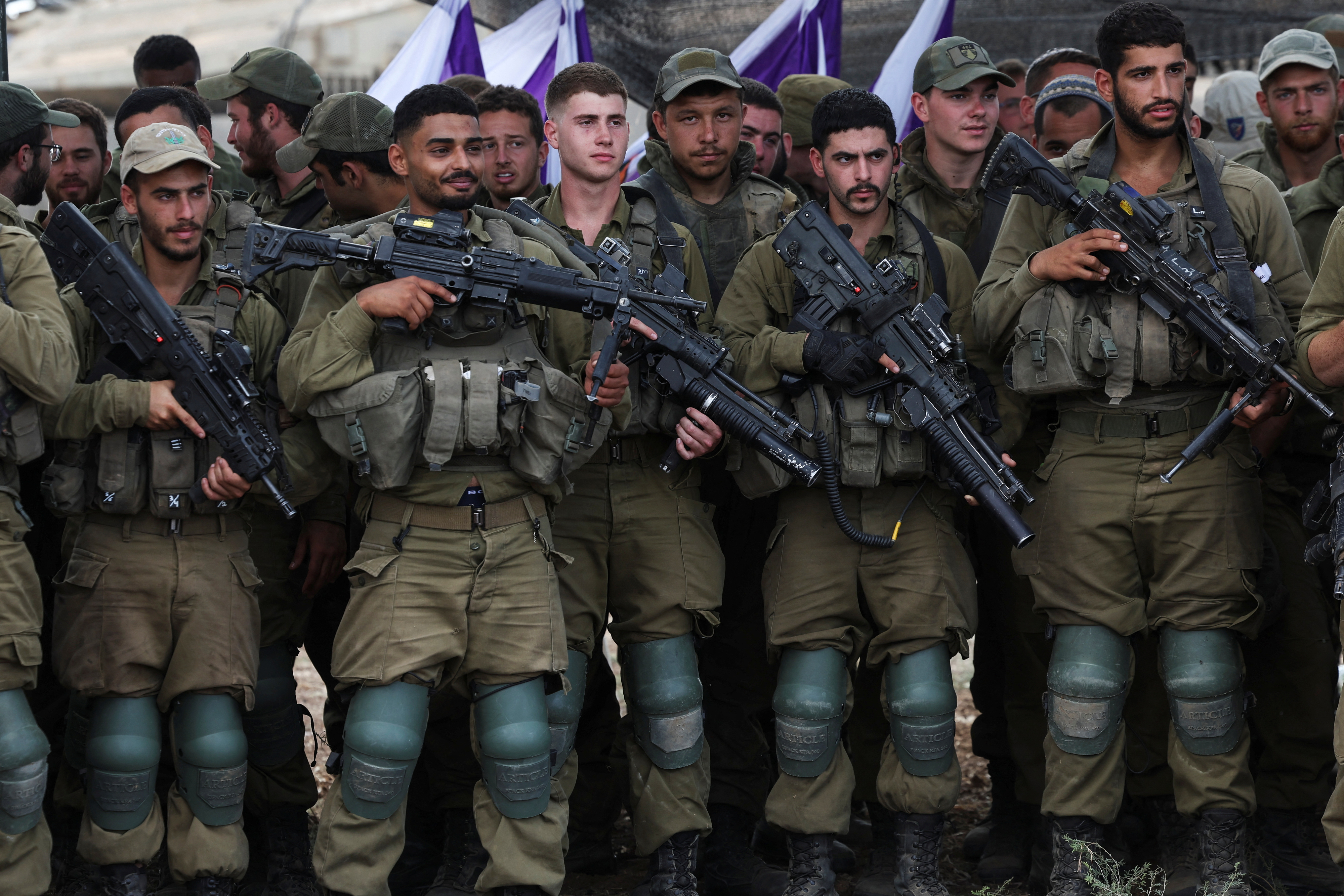 팔레스타인 가자지구와 이스라엘 남부 국경 인근에서 대기 중인 이스라엘 군인들이 19일(현지시간) 현장을 방문한 요아브 갈란트 국방부 장관의 말을 듣고 있다. 2023.10.19 로이터 연합뉴스