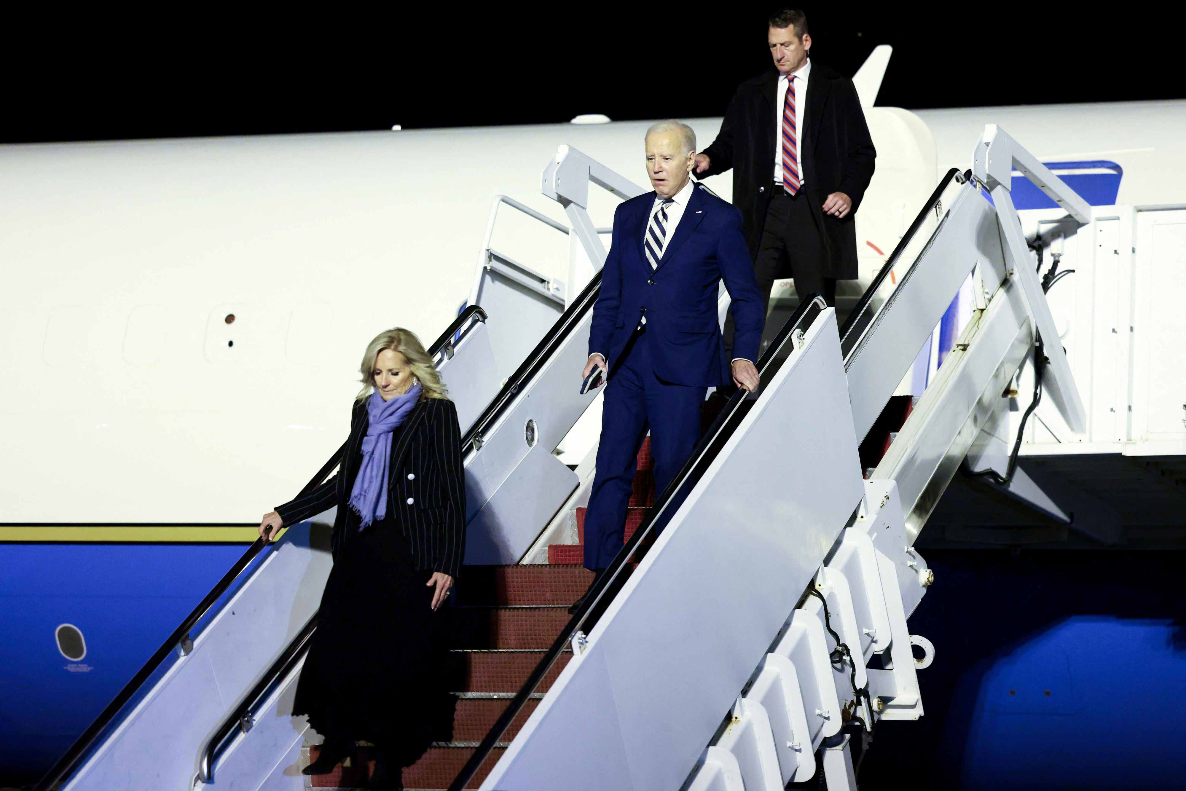 20일(현지시간) 조 바이든 미국 대통령과 영부인 질 바이든 여사가 미국 도버 공군기지에 도착한 에어포스원에서 내리고 있다. 2023.10.20 로이터 연합뉴스
