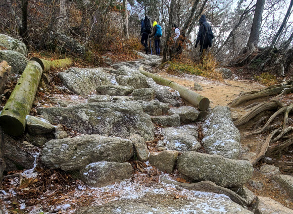 강원도 내 곳곳이 올가을 들어 가장 추운 날씨를 보인 21일 양양군 설악산 국립공원 오색대청 구간 고지대 탐방로에 내린 첫눈이 살짝 덮여 있다. 강원지방기상청에 따르면 이날 설악산과 광덕산 등에 올가을 첫눈이 내렸다. 2023.10.21. 독자 제공·연합뉴스