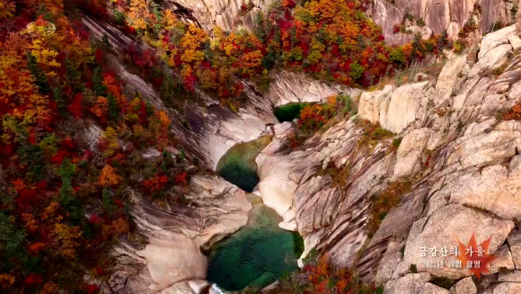 북한 조선중앙TV는 10월 중순 촬영한 금강산 10대 경관의 하나인 가을 단풍 모습을 20일 보도했다. 2023.10.20. 조선중앙TV 화면·연합뉴스