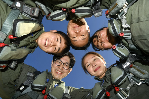 국민조종사와 명예조종사가 21일 경기 성남시 공군 서울공항에서 국산 초음속 고등훈련기 T-50 체험비행에 앞서 서로를 격려하고 있다. (12시 방향부터 시계방향으로 김종섭, 미셸 장, 이호정, 김의현, 유동현씨). 2023.10.21. 공군 제공