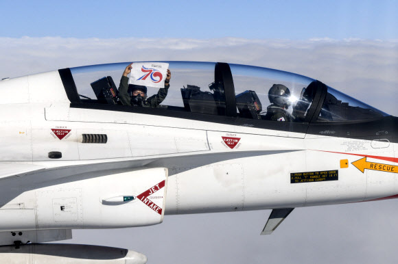 21일 공군은 국민조종사와 명예조종사를 대상으로 국산 초음속 고등훈련기 T-50 체험비행을 실시했다.  체험비행에 나선 미셸 장씨가 한미동맹 70주년 현수막을 펼쳐들고 있다. 2023.10.21. 공군 제공