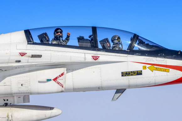 21일 공군은 국민조종사와 명예조종사를 대상으로 국산 초음속 고등훈련기 T-50 체험비행을 실시했다.  체험비행에 나선 유동현씨가 비행 중 파이팅 포즈를 취하고 있다. 2023.10.21. 공군 제공