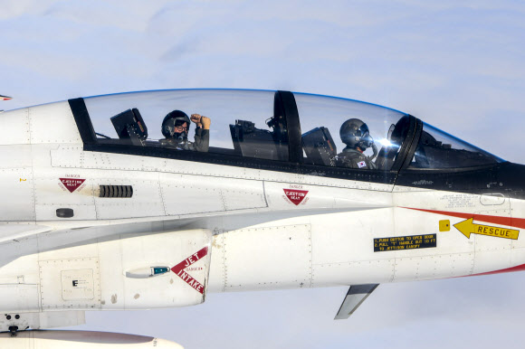 21일 공군은 국민조종사와 명예조종사를 대상으로 국산 초음속 고등훈련기 T-50 체험비행을 실시했다.  체험비행에 나선 김의현씨가 비행 중 파이팅 포즈를 취하고 있다. 2023.10.21. 공군 제공