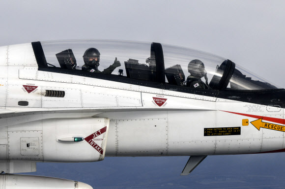 21일 공군은 국민조종사와 명예조종사를 대상으로 국산 초음속 고등훈련기 T-50 체험비행을 실시했다.  체험비행에 나선 김종섭씨가 비행 중 엄지손가락을 들어 보이고 있다. 2023.10.21. 공군 제공