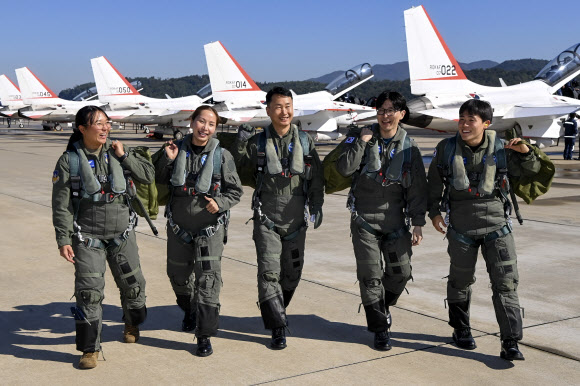 21일 공군 서울공항에서 국민조종사와 명예조종사들이 국산 초음속 고등훈련기 T-50 체험비행을 위해 이동하고 있다. 왼쪽부터 미셸 장·이호정·김종섭·김의현·유동현 씨. 2023.10.21. 공군 제공