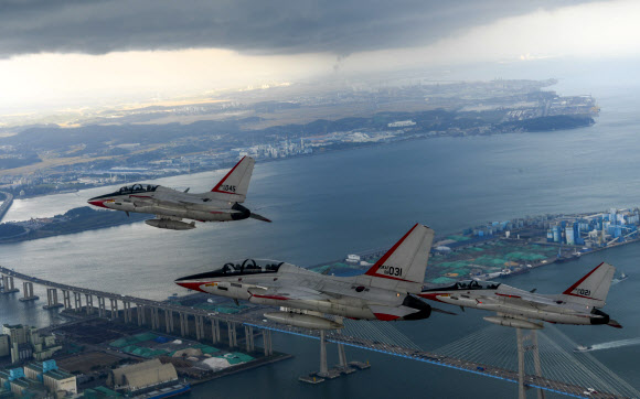 21일 국민조종사와 명예조종사들이 탑승한 국산 초음속 고등훈련기 T-50이 서해대교 상공을 비행하고 있다. 2023.10.21. 공군 제공