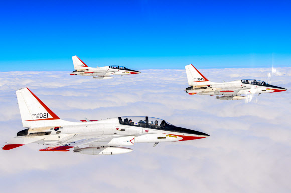 21일 국민조종사와 명예조종사들이 탑승한 국산 초음속 고등훈련기 T-50이 대한민국 상공을 비행하고 있다. 2023.10.21. 공군 제공