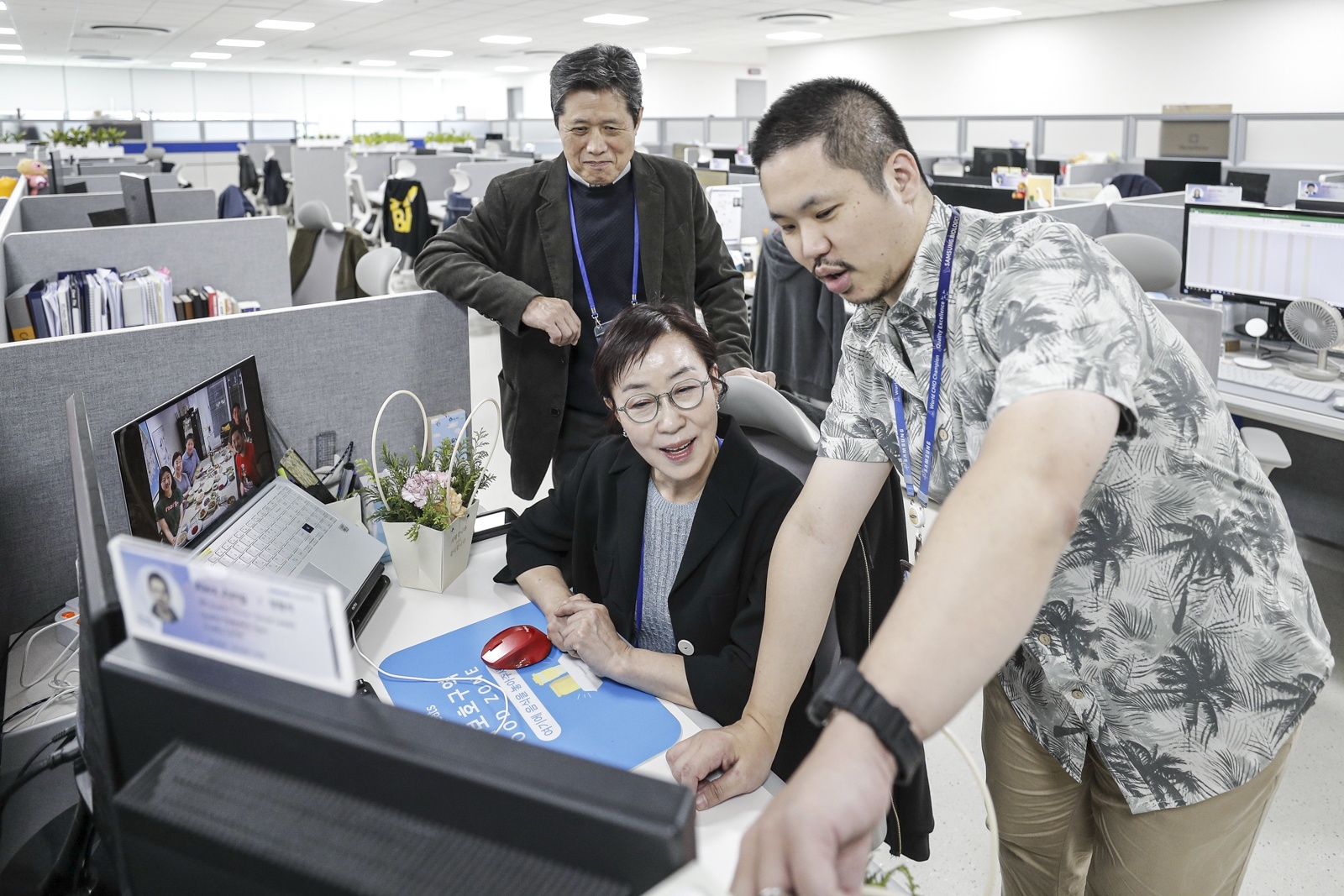 지난 21일 인천 송도 삼성바이오로직스 본사 내 사무실에서 가족들이 임직원이 근무하는 자리를 직접 방문해 체험하고 있다. 삼성바이오로직스 제공