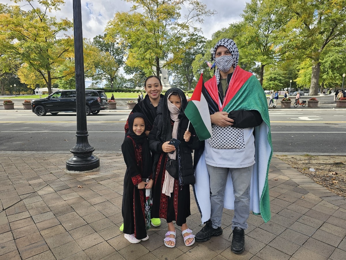 21일(현지시간) 미 워싱턴 DC에서 열린 팔레스타인 지지 집회에 가족과 함께 참여한 팔레스타인 출신 이사드 아베드(맨 오른쪽)가 팔레스타인 국기를 두르고 포즈를 취하고 있다. 워싱턴 이재연 특파원