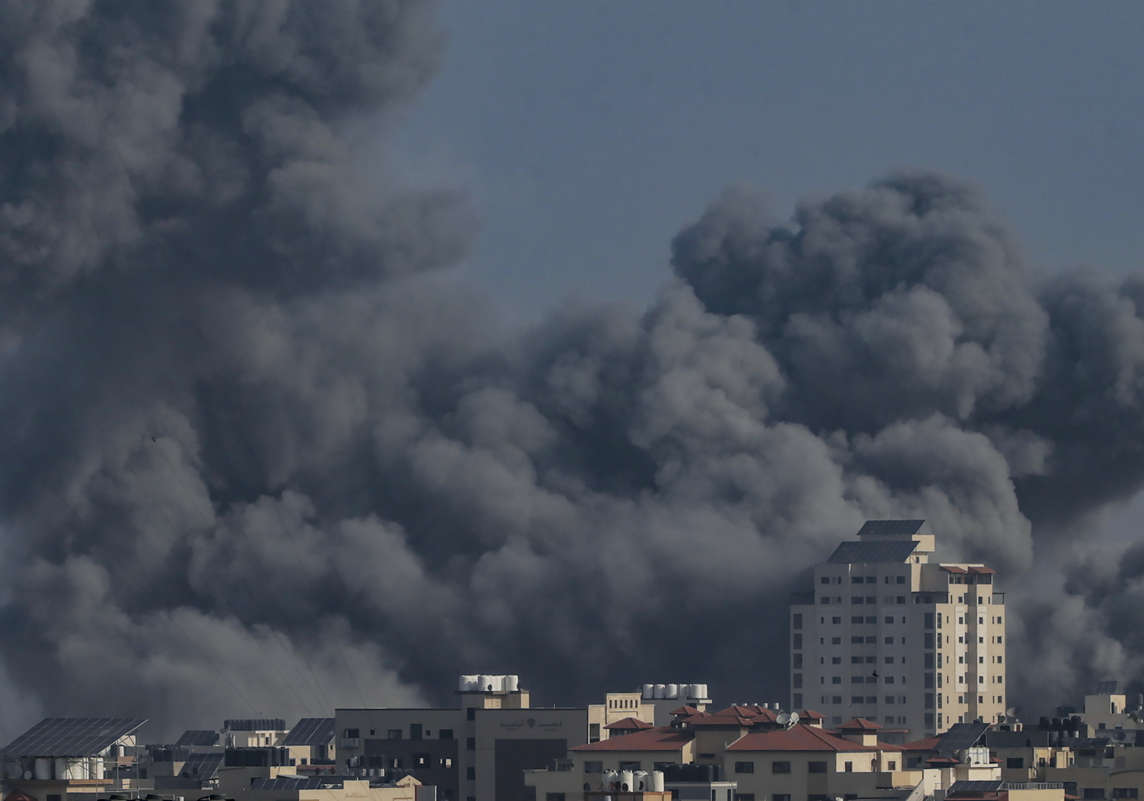 22일(현지시간) 이스라엘군의 공습을 받은 팔레스타인 가자지구에서 연기가 피어오르고 있다. 2023.10.22 EPA 연합뉴스