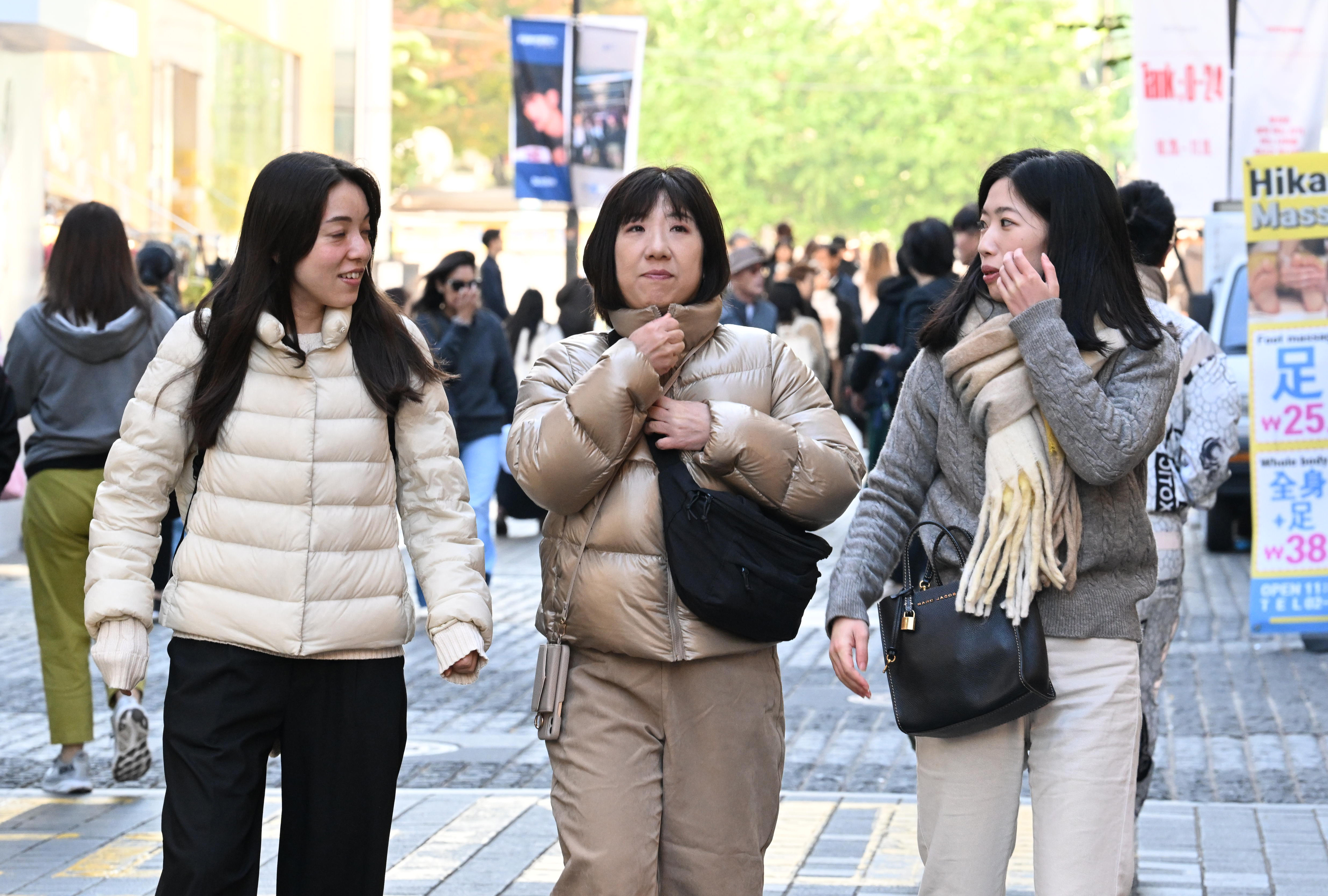 전국적으로 아침기온이 뚝 떨어진 22일 오전 서울 명동을 찾은 관광객들이 두꺼운 옷을 입고 있다. 2023.10.22. 도준석 기자