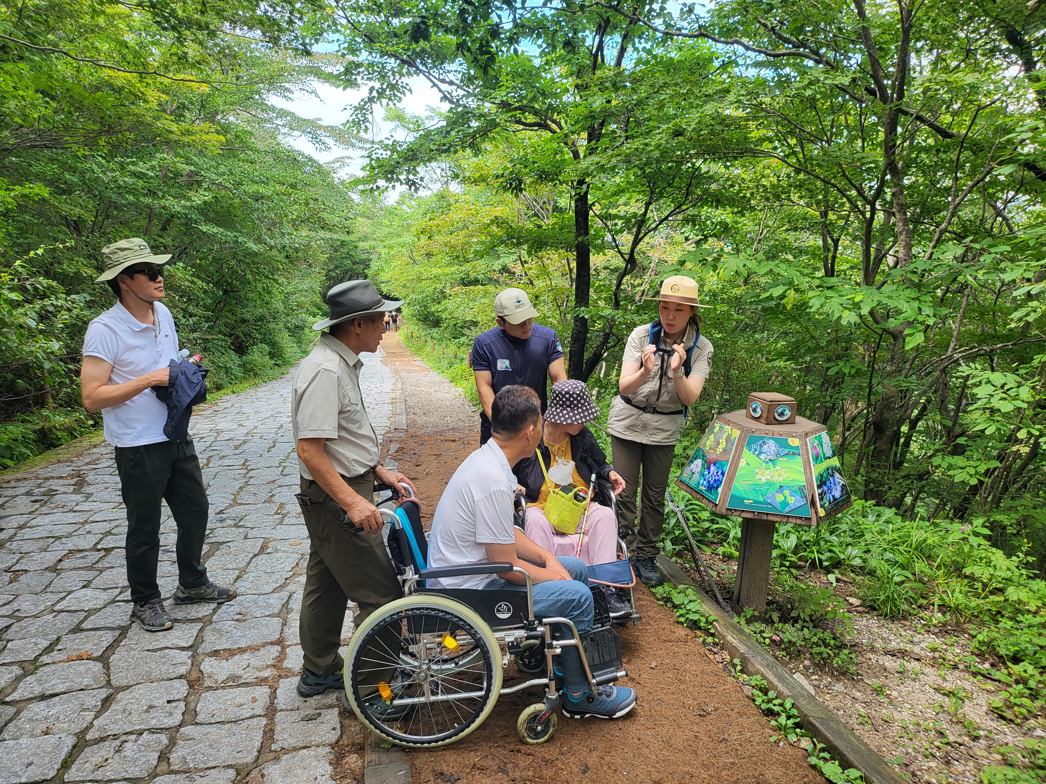 지리산 노고단에서 숙박하며 생태 관찰 및 산책, 낙조 감상, 별자리 관찰, 일출 보기 등 다양한 자연 체험이 가능한 장애인 탐방 체험이 11월 진행된다. 국립공원 자연해설사가 몸이 불편한 탐방객에게 생태 설명을 하고 있다. 국립공원공단