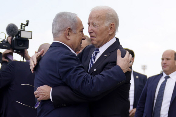 조 바이든 미국 대통령이 지난 18일(현지시간) 텔 아비브의 벤 구리온 국제공항에 도착한 뒤 베냐민 네타냐후 이스라엘 총리로부터 환영 포옹을 받고 있다. AP 자료사진 연합뉴스